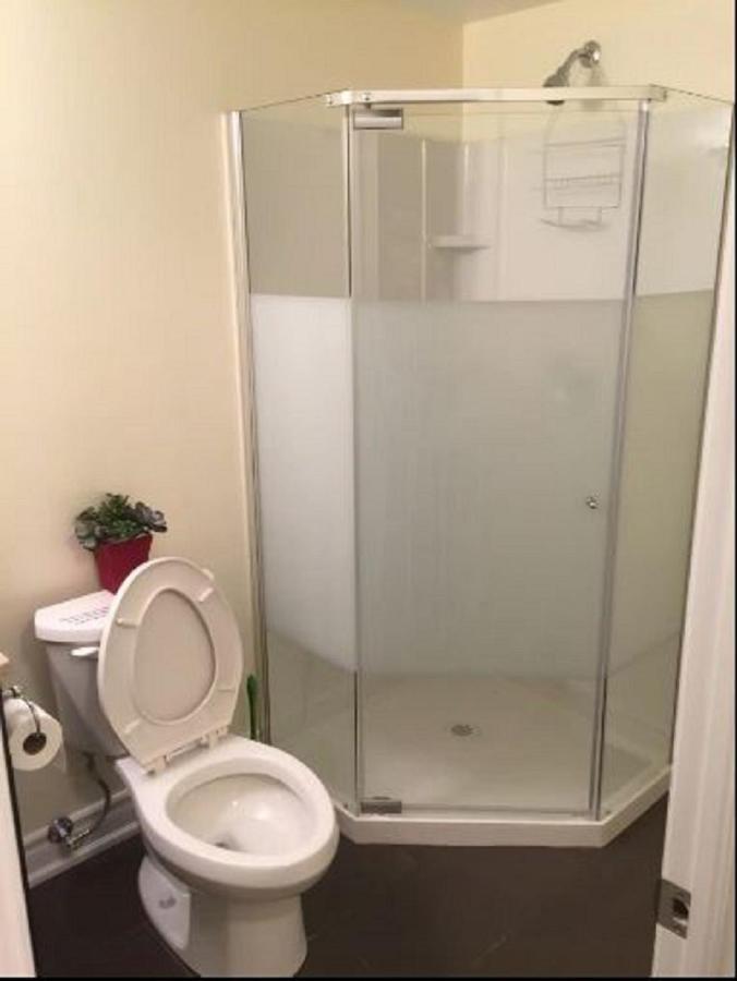Cozy & Spacious Suite With Private Bathroom Near Toronto Airport ! Mississauga Exteriér fotografie