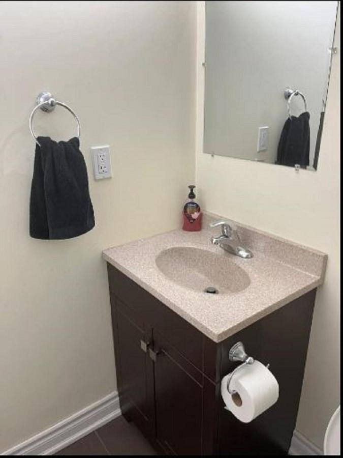 Cozy & Spacious Suite With Private Bathroom Near Toronto Airport ! Mississauga Exteriér fotografie